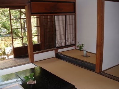 

 dan vertikal dari kayu identik dengan rumah tradisional Jepang